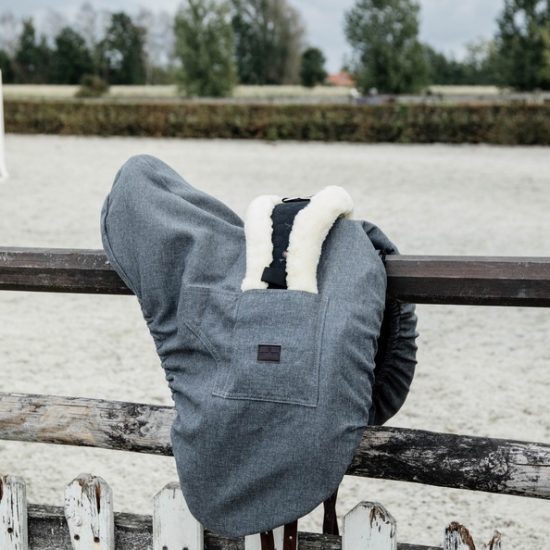 kentucky-horsewear-transport-stable-saddle-cover-dressage-2-a929523bbdd099ba1a676b6771a9e673-article-photobook-m.jpg