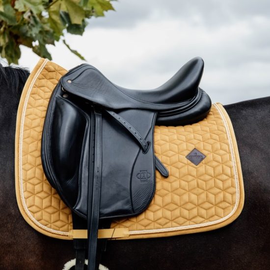 velvet-dressage-mosterd.jpg